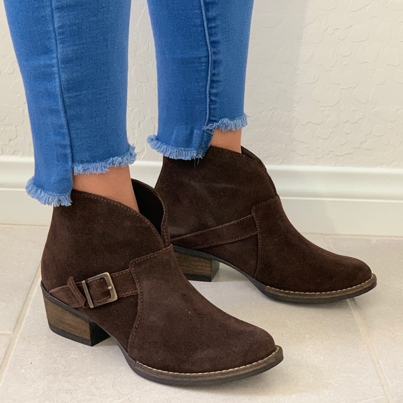 Distressed Buckle Boyfriend Chic Ankle Bootie - Picture 4 of 6